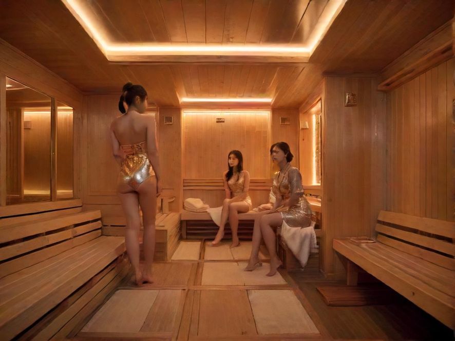 一间装修豪华、充满欧式古典风格的高端桑拿会所，灯光柔和，环境私密，尽显奢华与尊贵。