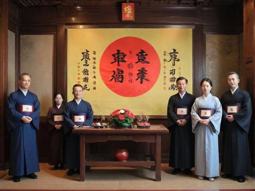深圳高端休闲会所入口，现代感十足，夜晚灯光璀璨，等待你的光临。
